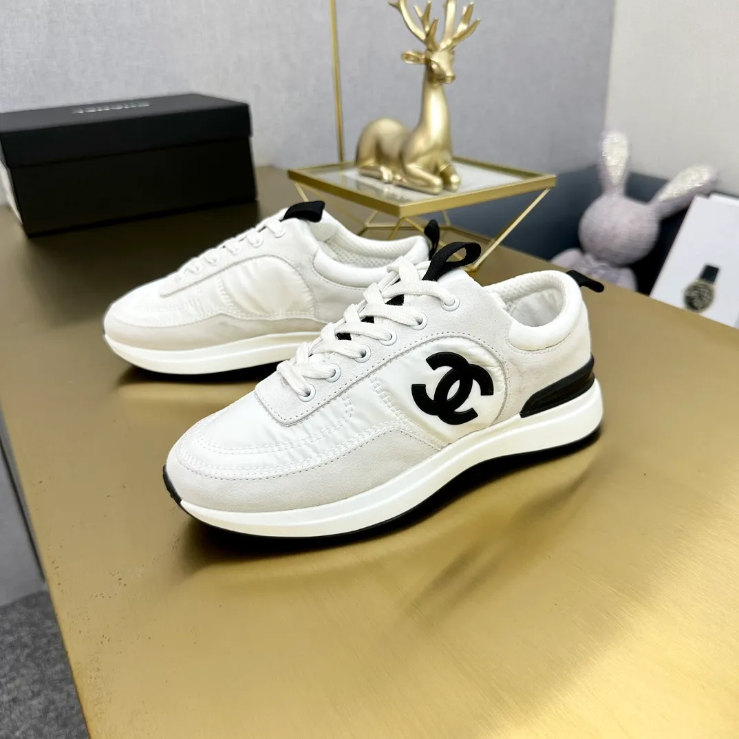 👟👟Ex-factory price 520👟👟 Chanel Chanel - 2024 counter top casual sports shoes This classic design; the upper is electro-embroidered with a variety of techniques; the outsole is fashionable and sporty; it is unusual to incorporate a variety of color matching elements... The diversified mix and match is very beautiful and versatile, casual, fashionable, sports and outdoor can be taken into account... ꫛꫀꪝ Go➫ Material: ❶Upper made of: Original imported mercerized velvet + double-layer breathable mesh ❷Inner use: Original imported breathable mesh ❸Outsole based on: Original T👟👟Factory price U combination outsole Counter boutique packaging complete set Women 35–41 Men 38-46